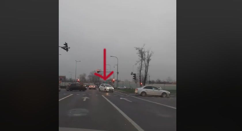 O krok od wypadku...Dziwne manewry na rondzie 
