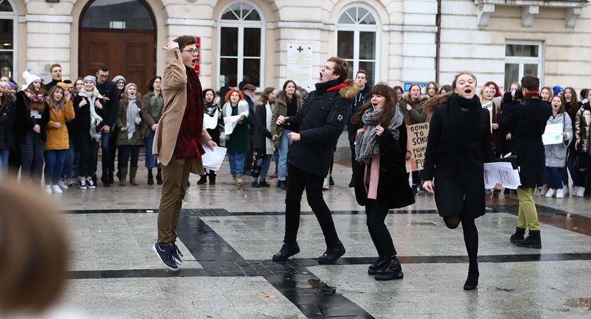 Uczniowie płockich szkół skandowali przed Ratuszem. Oczekują pomocy i zmian
