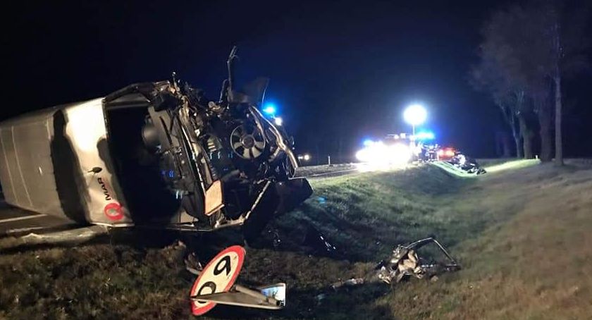 Strażacy wydostawali osoby z pojazdów 