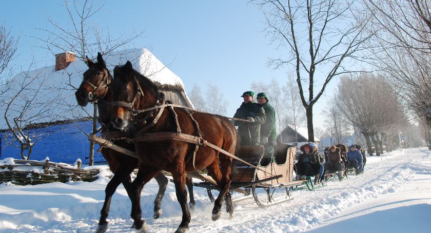 Skansen w Sierpcu proponuje kuligi, tworzenie ozdób i wiele innych...
