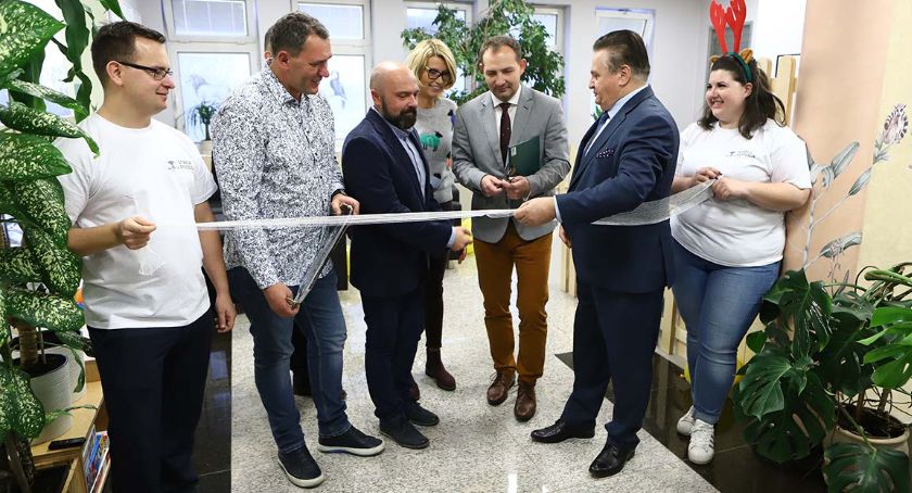 Po co w szpitalu na Winiarach domek na drzewie i zjeżdżalnia?