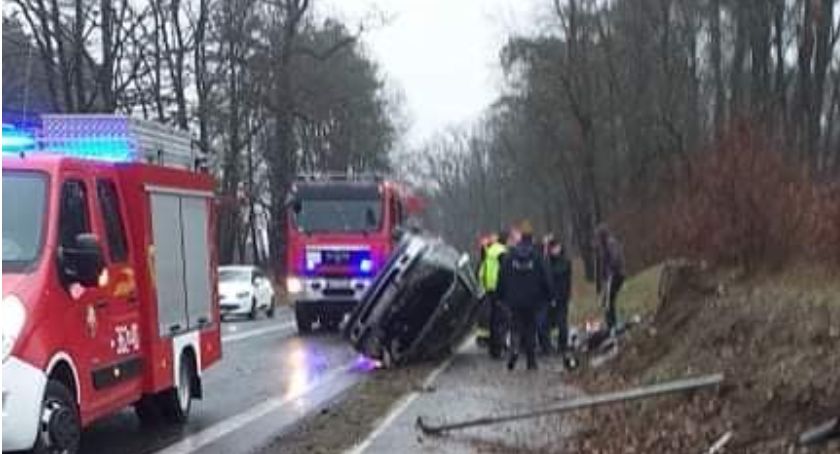 Dachowanie w Łącku. Fatalne warunki na drogach 