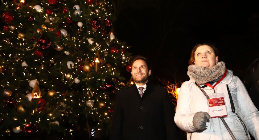 Poczuliśmy magię świąt! Tłumy płocczan w Ogrodach Światła    [ZDJĘCIA]