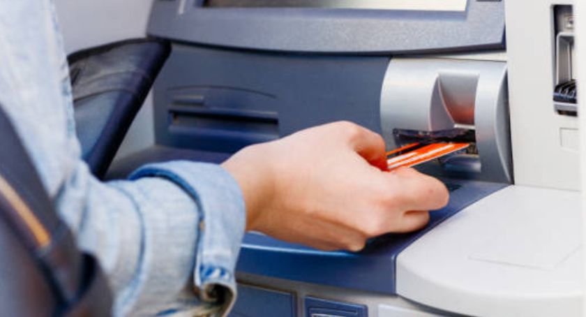 W Płocku złodzieje wysadzili bankomat