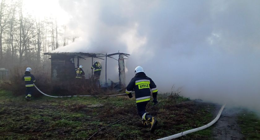 Barak w ogniu i 150 metrów walki strażaków o wodę 