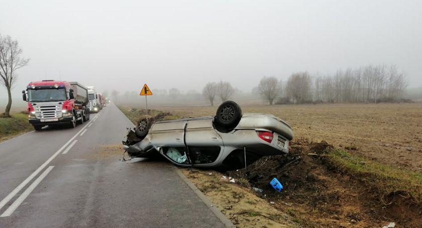 3 auta wpadły do rowu. Jedno po drugim 
