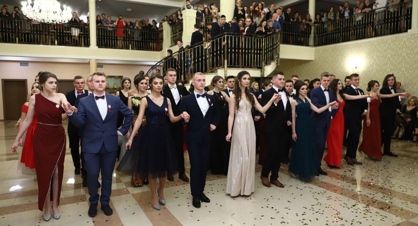 Studniówka III LO zaczęła się polonezem 8 klas  w Kawallo [ZDJECIA, WIDEO]