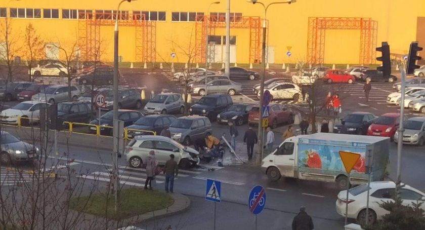 Na ul. Czwartaków ruch wahadłowy. Sygnalizator przewrócił się na mężczyznę 