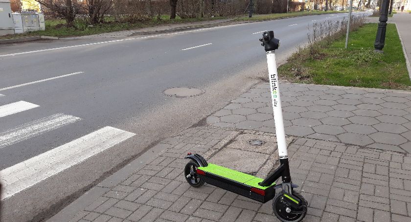 Pierwsze dni elektrycznych hulajnóg w Płocku. Kilka jednośladów zostało porzuconych