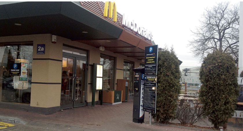 Wjeżdżając na parking sprawdź, czy nie jest płatny
