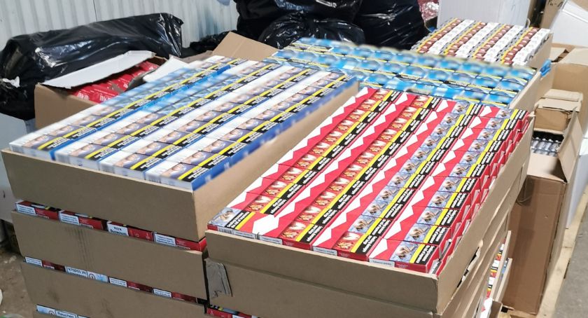 Milion nielegalnych papierosów. Ormianin ukrywał się w schowku