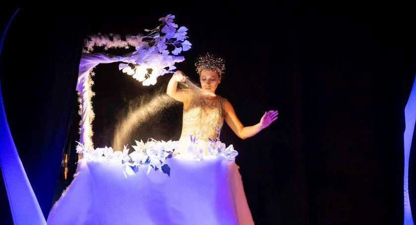 Artystyczna interpretacja Królowej Śniegu. Teatr Piasku ponownie w Płocku