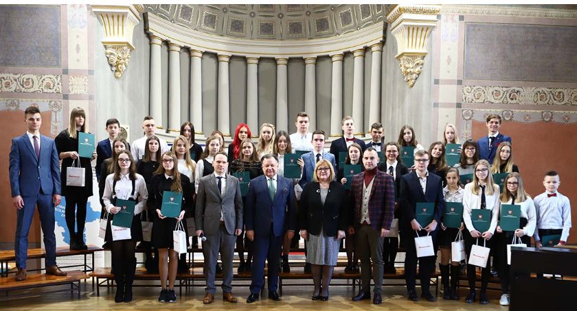 35 prymusów ma stypendium Marszałka. Z których są szkół? [ZDJĘCIA]