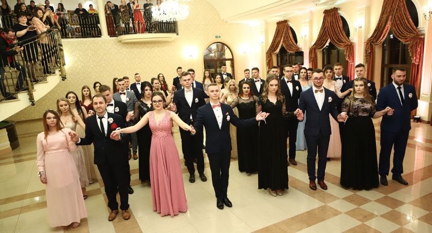 Studniówka 2020. Na balu studniówkowym bawią się znów uczniowie Zespołu Centrum Edukacji [ZDJĘCIA, FILM]