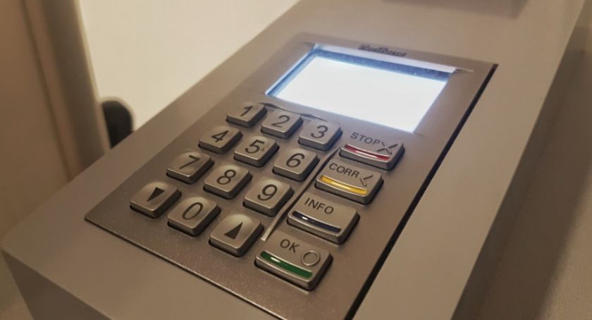 Automat przyjmie opłaty komunalne. Możesz płacić gotówką lub kartą