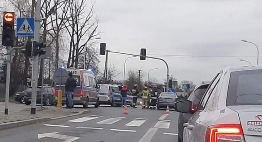Zderzenie aut na Otolińskiej. Przejechał na czerwonym? 
