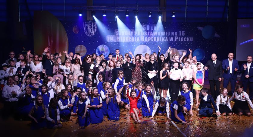 Płocka SP 16 ma 50 lat, wspaniałych nauczycieli, uczniów i absolwentów [ZDJĘCIA, WIDEO]