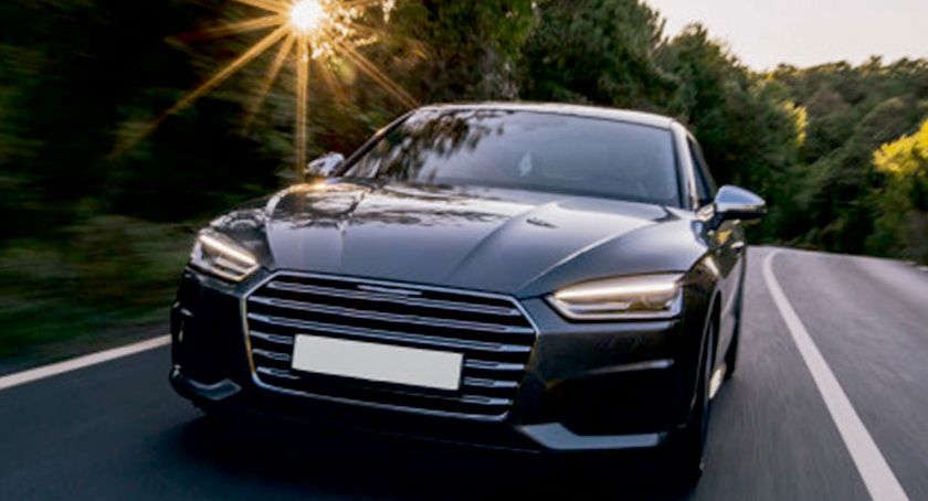Po płockich ulicach jeżdżą jaguary, bentley, aston martin, tesla...