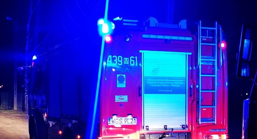 Nocna akcja służb ratunkowych w Sannikach. Cztery osoby ewakuowane