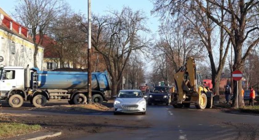 Jeden pracuje, reszta patrzy - czytelnicy obserwują remonty płockich ulic