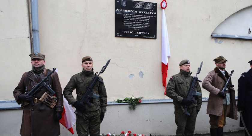 Pośród więziennego muru... - odsłonięcie tablicy upamiętniającej żołnierzy wyklętych [ZDJĘCIA]