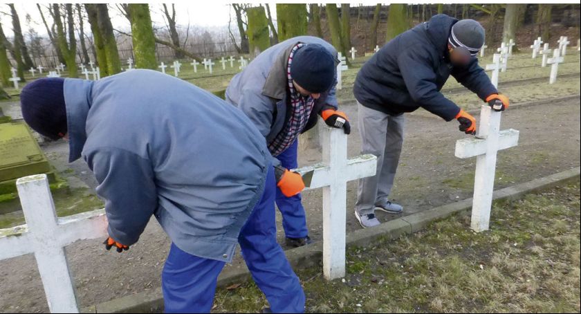 Więźniowie Zakładu Karnego w Płocku odnawiają mogiły