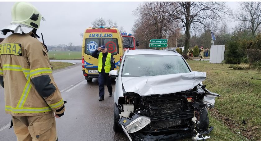 Wypadek w Karwosiekach. Trzy osoby poszkodowane, jedna w szpitalu