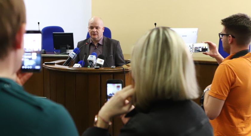 Koronawirus. Od poniedziałku zmiany w płockim Ratuszu. Informujemy jak będą obsługiwani klienci. Odwołane spotkania z prezydentem