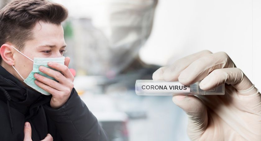 Premier Morawiecki ogłosił stan zagrożenia epidemicznego. Wracają kontrole na granicach. Zamknięte kawiarnie, kluby, restauracje.