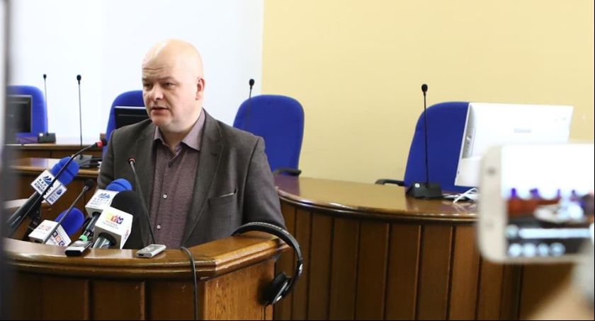 Stowarzyszenia, harcerze, restauracje, mieszkańcy. W Płocku rusza wielka akcja pomocowa. Szyją maseczki, robią zakupy