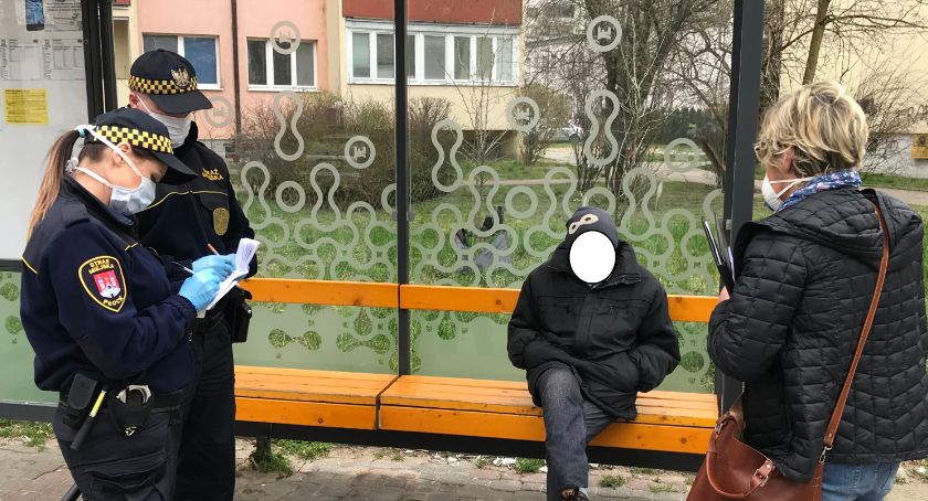 Strażnicy mierzyli temperaturę osobom bezdomnym. Nikt nie chciał pomocy