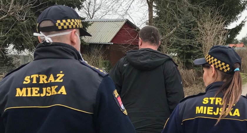 Nie tylko dzieci zapominają o koronawirusie... Strażnicy reagują