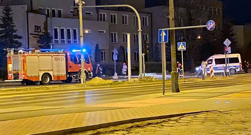 Rozbita corsa i plamy oleju przy ZUS-ie