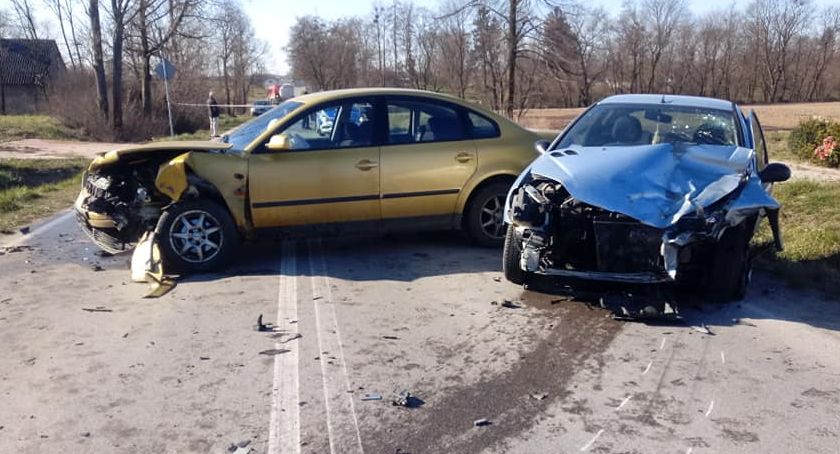 Wypadek w Cieślach. Złoty vw passat contra srebrny peugoet