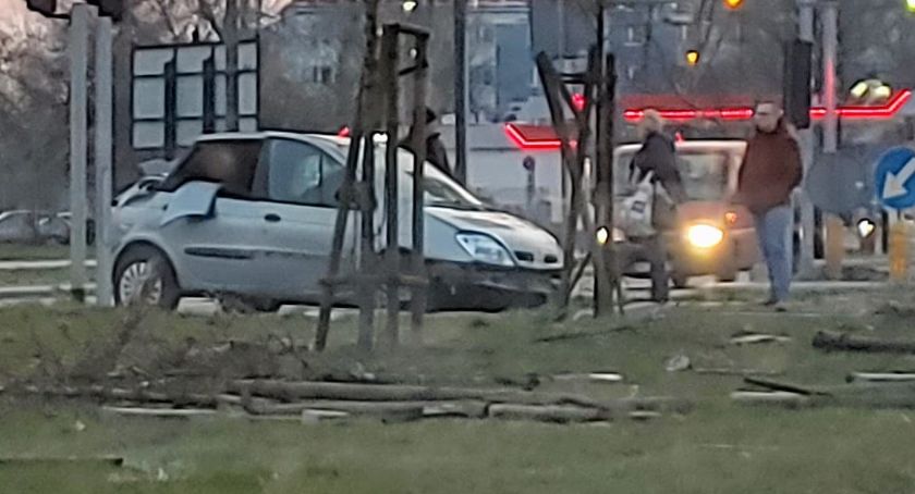 Dachowanie w alejach. Jedna osoba w szpitalu