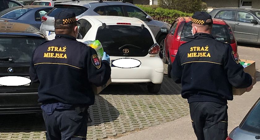 Halo, paczka już jedzie! Do odbioru tylko z bezpiecznej odległości! 