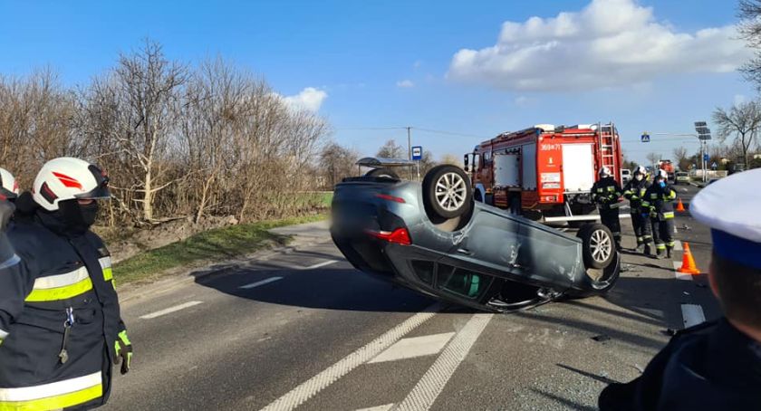 Osobówka dachowała przez ciągnik