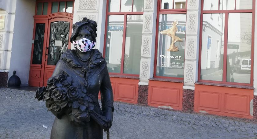 Skoro taka elegancka płocczanka nosi maseczkę...