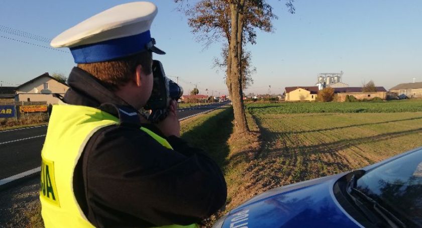 Szybki 58-latek bez prawka. Drogówka nie miała litości.