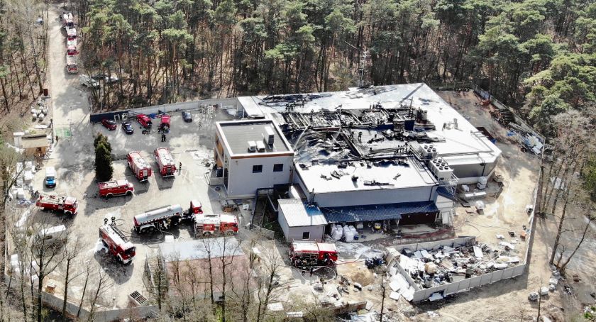 Pożar masarni ugaszono po 7 godzinach. Pracownicy zdążyli opuścić obiekt [FOTO, FILM]