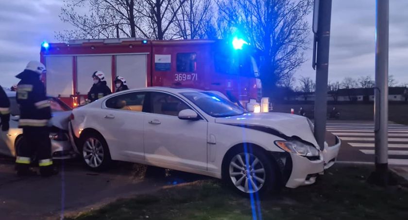 Jaguara wbiły w słup bmw3 i mercedes. Mocne zderzenie w Psarach.