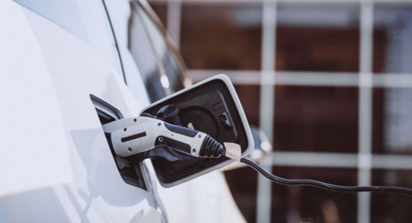 Płock stawia na elektromobilność. Punkty do ładowania samochodów w całym mieście