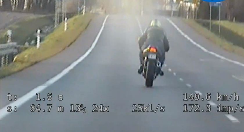 160 km/h na jednym kole. Motocyklista wpadł w Stróżewku