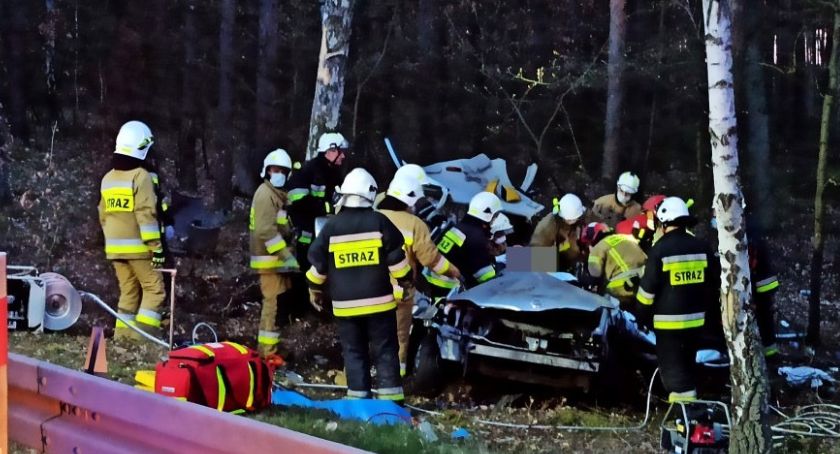 Na łuku drogi straciła panowanie nad pojazdem. Gdyby nie strażacy...