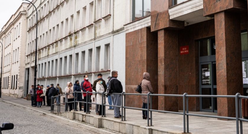 Za czym kolejka ta stoi? Ratusz rozdaje maseczki