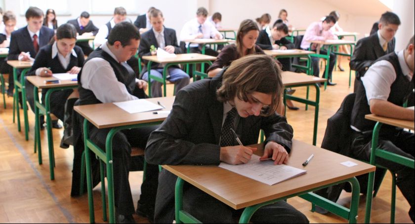 Wirtualne pożegnania tegorocznych absolwentów. Jest wiele wzruszających wpisów. Minister podał też terminy matur
