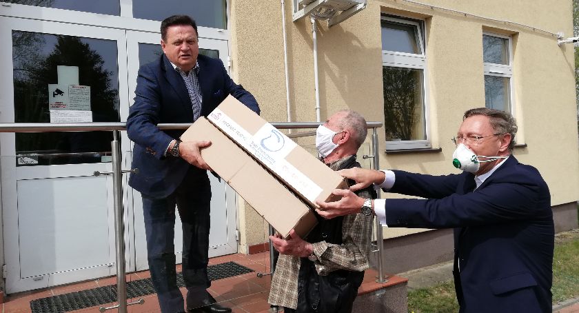 Maseczki z teatru pojechały do szpitala