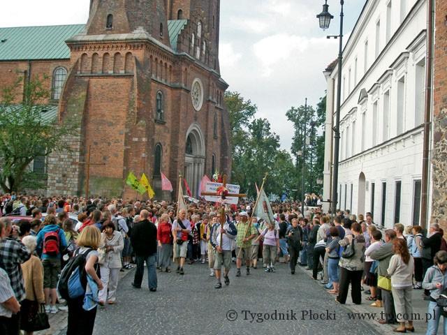 Terminy gonią pielgrzymów, narzeczonych i lekarzy