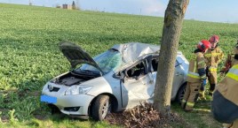 Samochód zatrzymał się na drzewie. Wypadek w miejsco&hellip;
