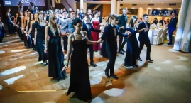 Studniówka V Liceum Ogólnokształcącego w Płocku. Poloneza zatańczyli w Hotelu Tumskim [ZDJĘCIA, FILM]